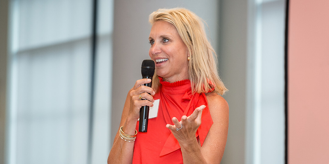 UW alumna Belinda Jensen addresses fellow alumni.